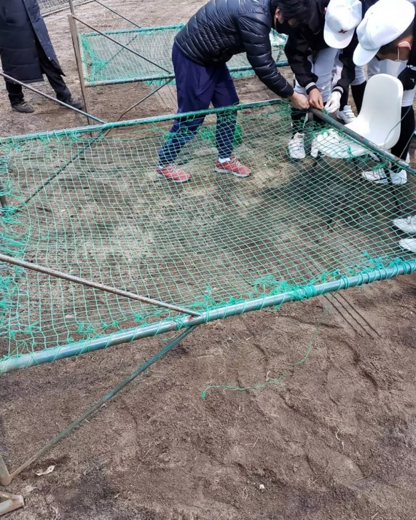 本日は高校野球へ️自分の用具は勿論、部の物も皆さん大切にしてますか？？大事な練習用具ですよということで一緒にネットを交換してまいりました️あーでもない、こーでもないと頭を悩ませ試行錯誤しながらやってましたが１人の生徒が「こうやったら上手く行ったよ」と共有している姿が見えました何でもそうですがわからないことをわからないままにしておくのでなく、わかる人に教えてもらうと効率化が上がりますこうした事は会社でも一緒ですよね人へ感謝する、大切な用具に感謝する今日も素晴らしい高校球児達と一緒に何かを達成出来た事に私も感謝でした